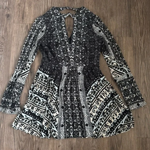 Free People Mini Dress Black Tegan Border Print Rayon Swing Dress Boho size 4 - Picture 4 of 9